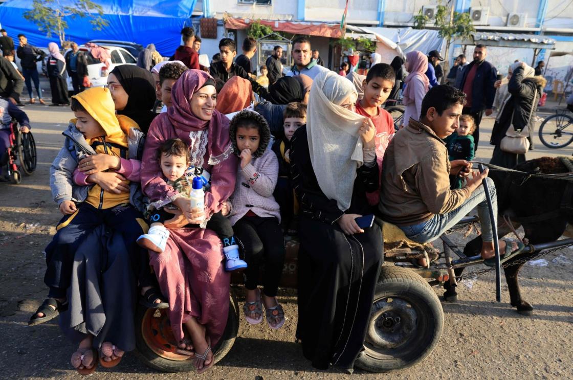 Palestinians who had taken refuge in temporary shelters return to their homes in eastern Khan Yunis in the southern Gaza Strip during the first hours of a four-day truce in the battles between Israel and Hamas, Gaza Strip, Palestine, Nov. 24, 2023. (AFP Photo)